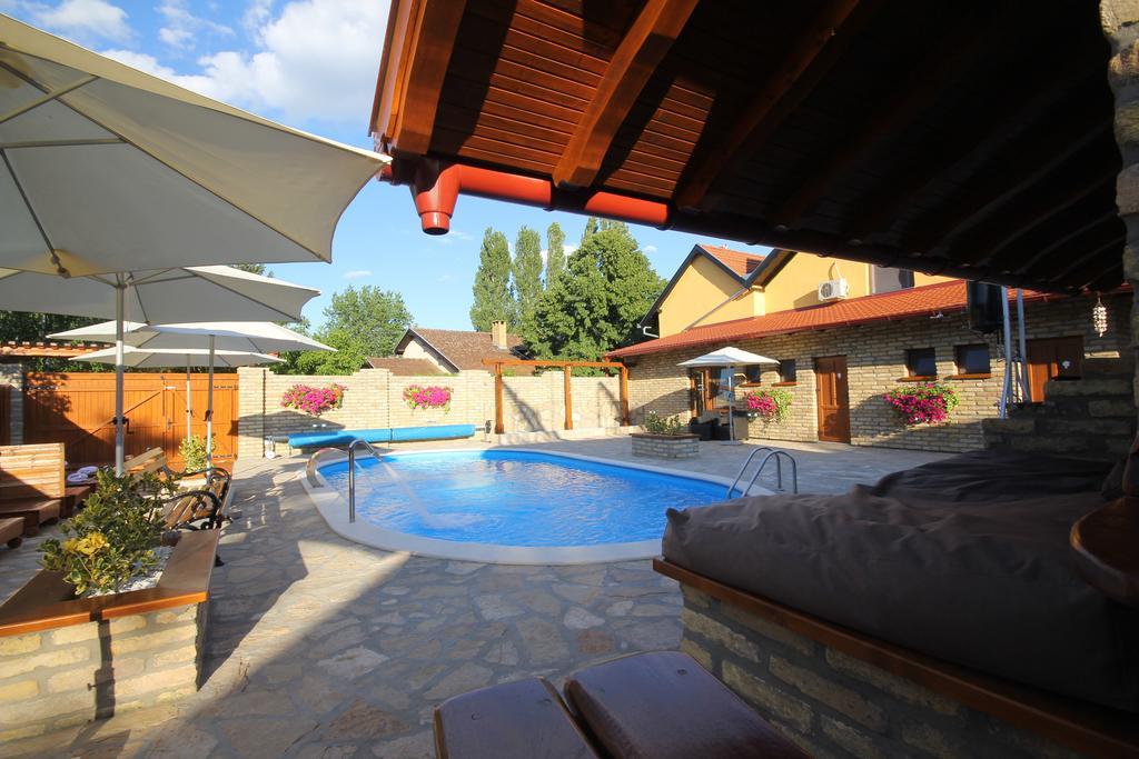 Guest House Vila Alexandar Palić Exterior foto